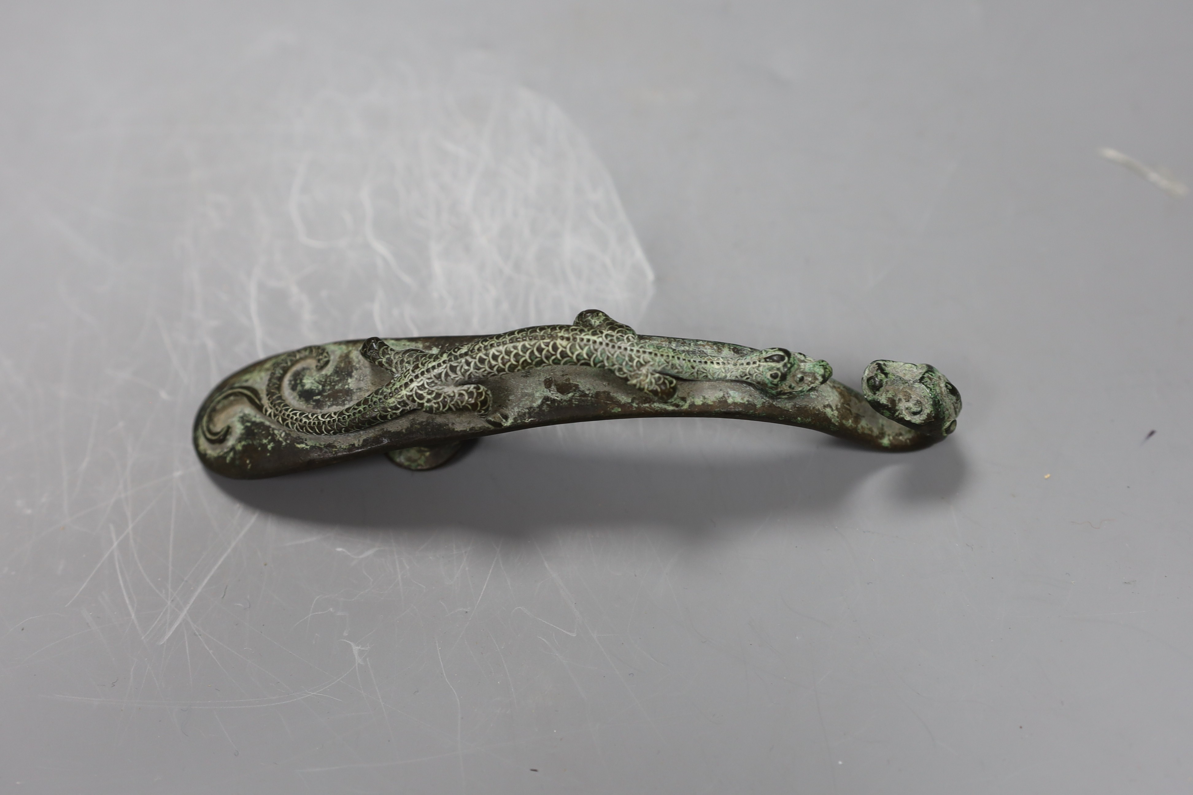 A Chinese Song dynasty or later bronze belt hook, 13.5cms long